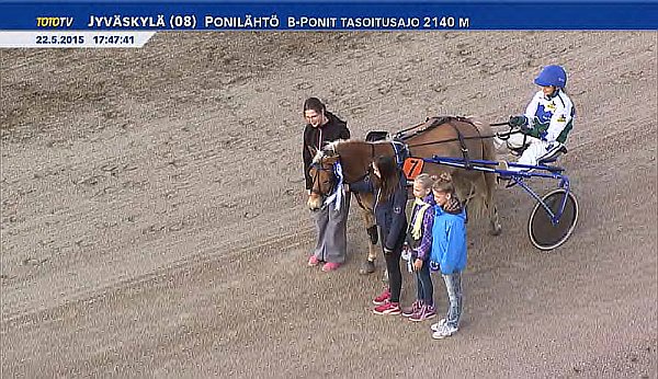 Ponilähdön voittaja (kuva Tototv:n lähetyksestä, kamera: Petteri Laitinen). Ponilähdön voittaja Miniatyr, Pinja Iltanen ja Killerin ravinuoria...